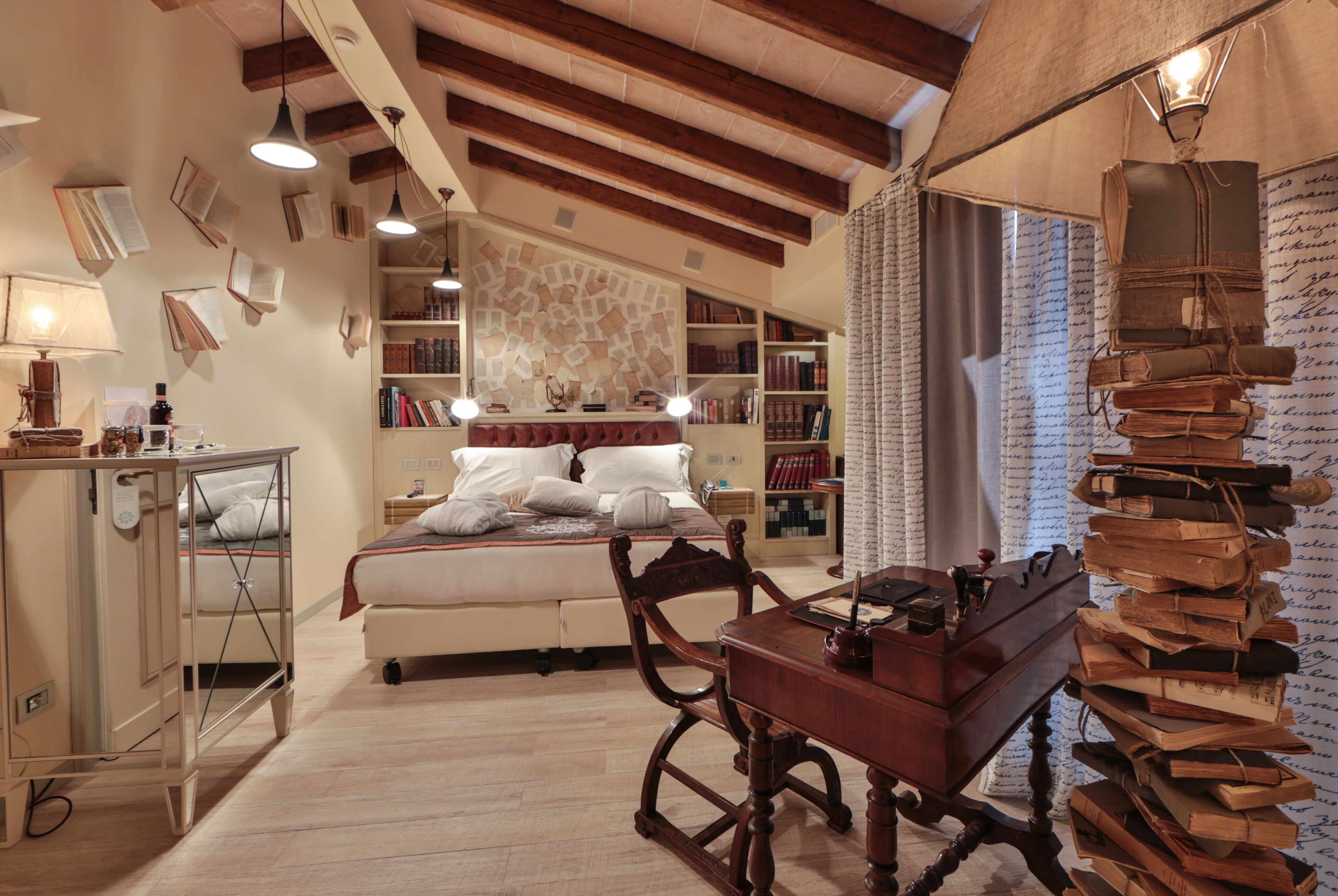 Un dormitorio acogedor con cama, mesitas de noche, un escritorio y una estantería.