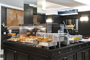 Daily full breakfast (EUR 15 per person)