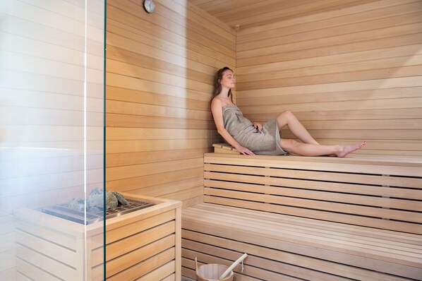 A sauna with wooden benches and a glass partition. - Hotel Grifone (Florence)