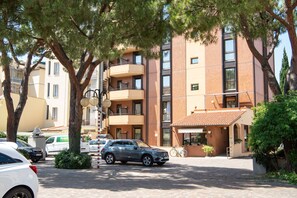 Parking sans voiturier (25 EUR par jour)