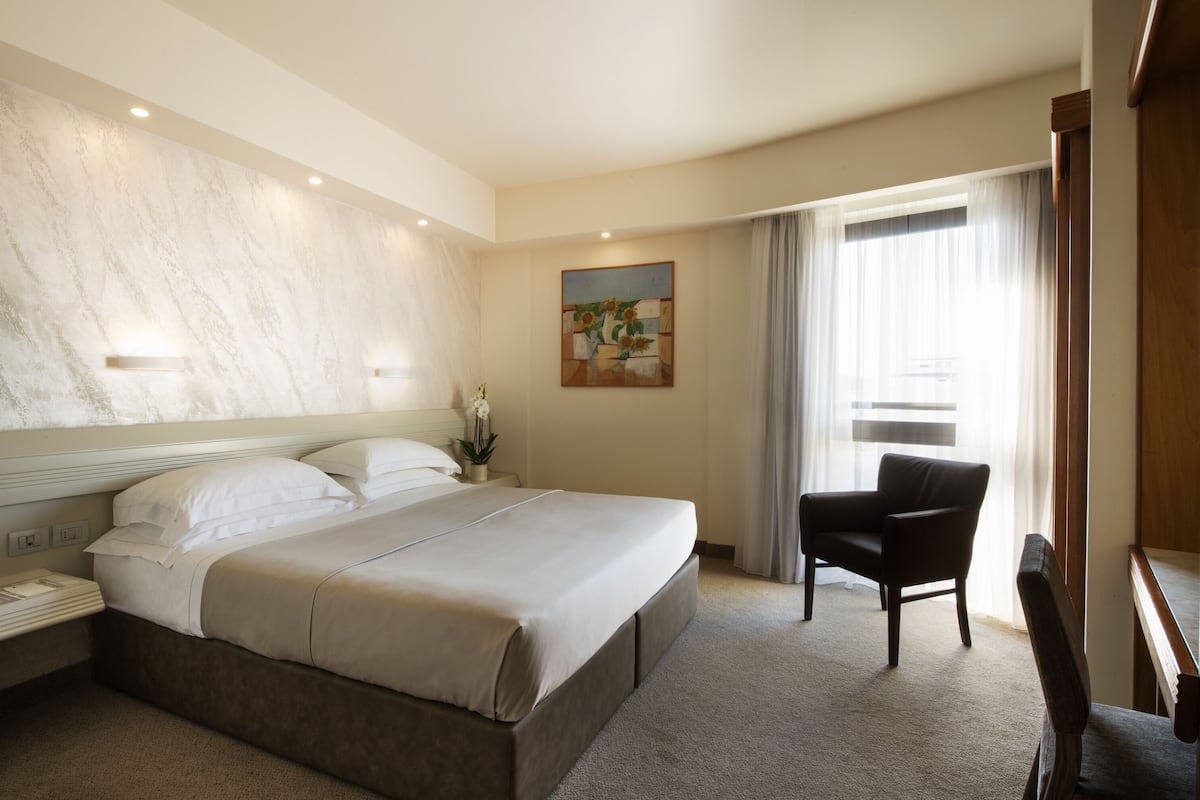 1 bedroom, Egyptian cotton sheets, premium bedding, down duvets