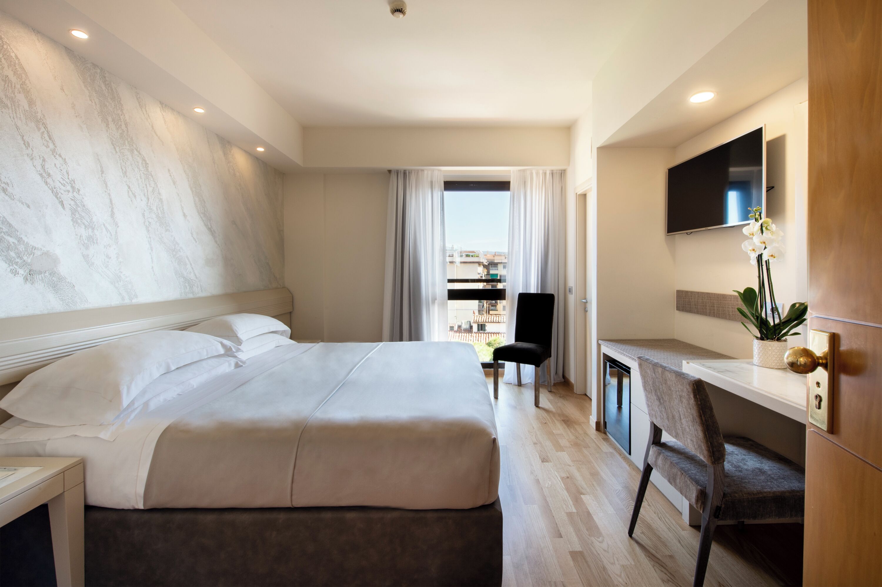 1 bedroom, Egyptian cotton sheets, premium bedding, down comforters
