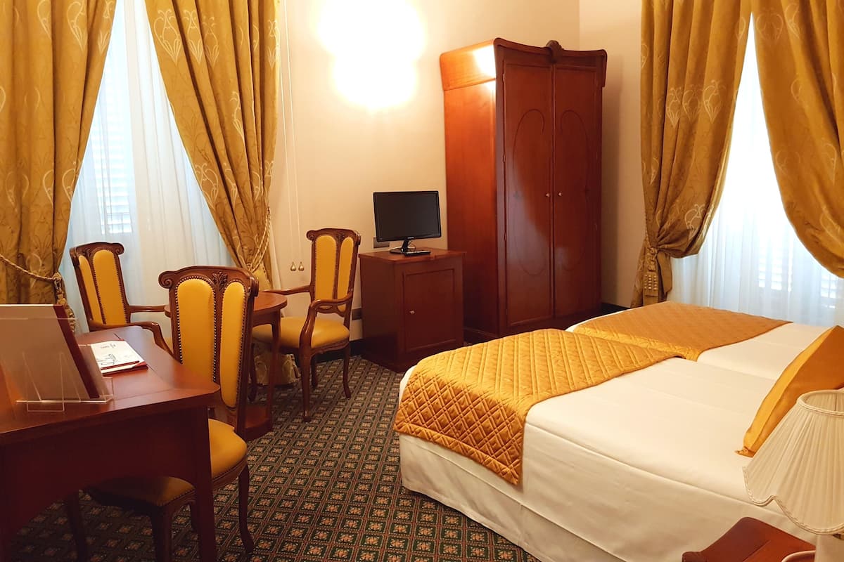 Kamar Double Standar | Minibar, brankas, meja kerja, dan kedap suara