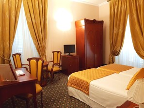 Standard Double Room | Minibar, in-room safe, desk, soundproofing