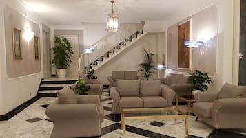 Coin salon dans le hall