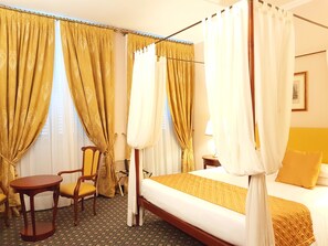 Deluxe Room, River View | Minibar, in-room safe, desk, soundproofing - Hotel Berchielli (Florence)