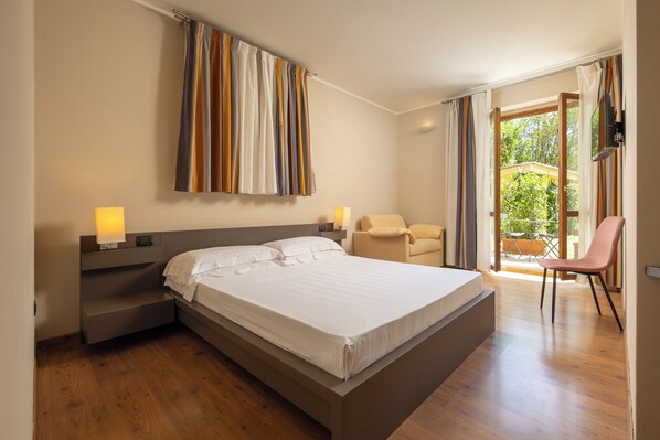 Deluxe Double Room | Minibar, in-room safe, desk, blackout curtains - Hotel Villa Betania (Florence)