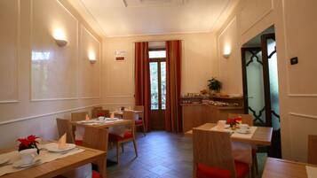 Petit déjeuner buffet (12 EUR par personne)