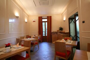 Desayuno buffet diario (EUR 12 por persona)