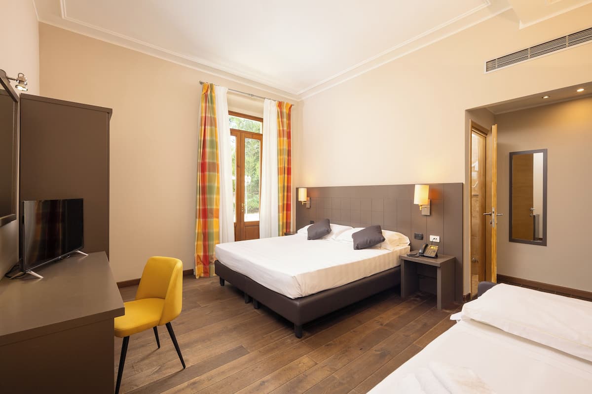 Deluxe-Vierbettzimmer | Minibar, Zimmersafe, Schreibtisch, Verdunkelungsvorhänge