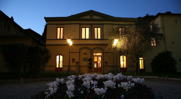 Façade de l’hébergement  – soirée/nuit