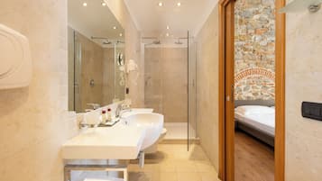 Deluxe Double Room | Bathroom | Shower, rainfall showerhead, free toiletries, hair dryer