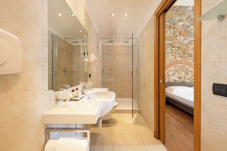 Chambre Double Deluxe | Salle de bain | Douche, douche à « effet pluie », articles de toilette gratuits. Hotel Villa Betania