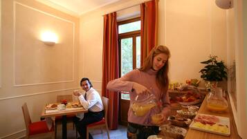 Café da manhã com buffet todos os dias (EUR 12 por pessoa)