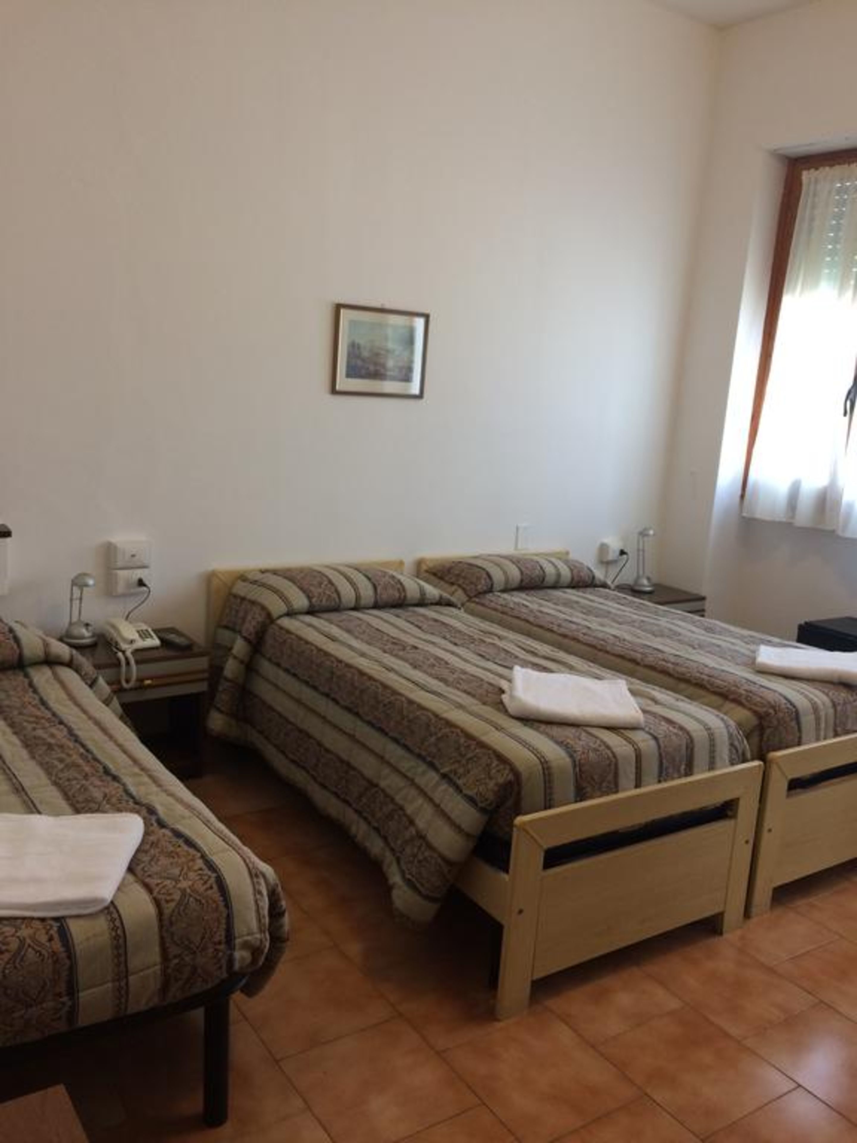 Habitación triple | Caja de seguridad en la habitación, muebles diferentes y escritorio 