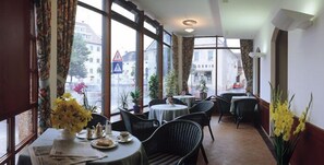 Lunch and dinner served, international cuisine