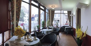 Lunch and dinner served, international cuisine