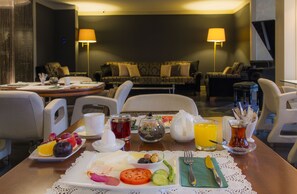 Tägliches Frühstücksbuffet gegen Gebühr