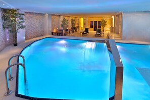 Una piscina cubierta