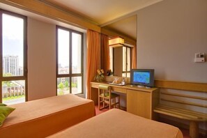 Espacio para trabajar con un portátil y cortinas opacas