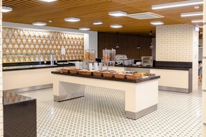 Se ofrece un desayuno para llevar (14 EUR por persona)