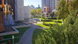 Un bâtiment moderne doté d’une structure en forme de dôme, entouré d’un jardin bien entretenu et d’un sentier.