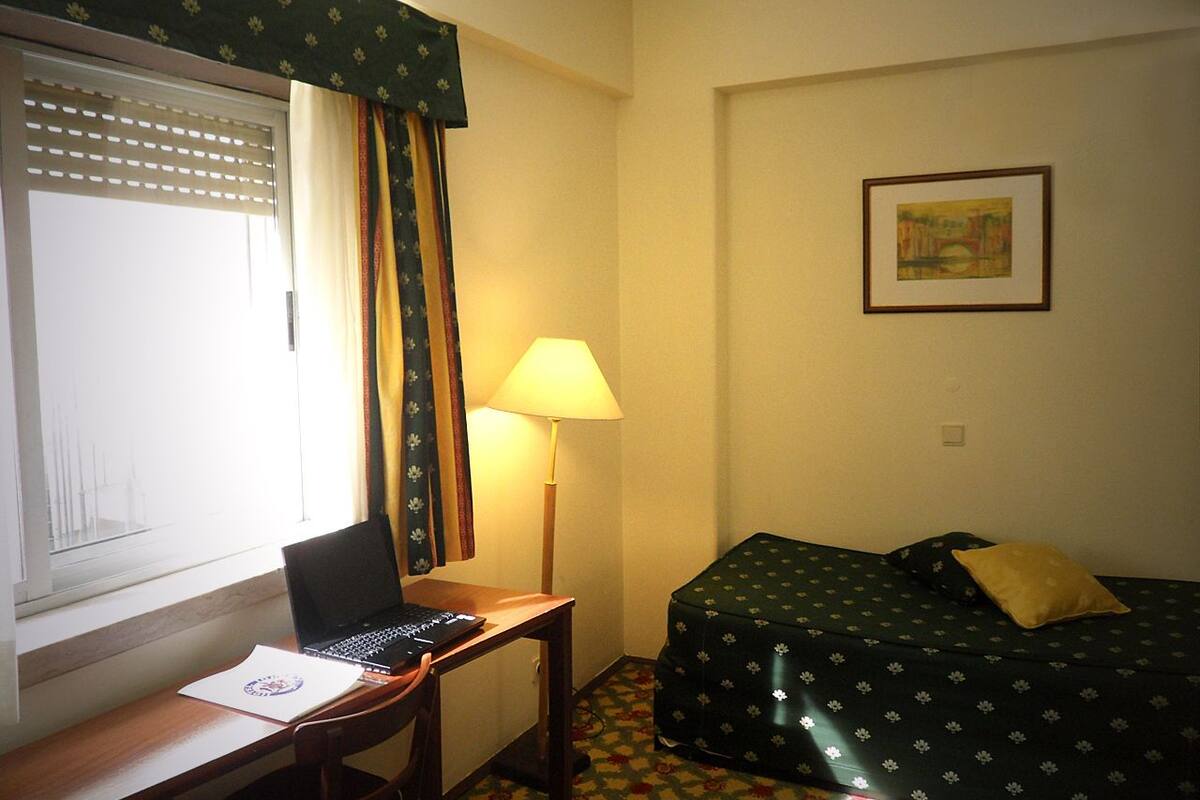 Single Room | Minibar, in-room safe, desk, cribs (free)