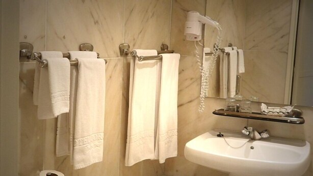 Combined shower/tub, free toiletries, hair dryer, towels - Hotel Jorge V (Lisbon)