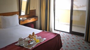 Triple Room | Minibar, in-room safe, desk, cribs (free) - Hotel Jorge V (Lisbon)