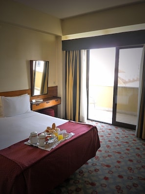 Triple Room | Minibar, in-room safe, desk, free cribs/infant beds - Hotel Jorge V (Lisbon)