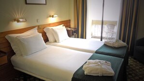 Twin Room | Minibar, in-room safe, desk, cribs (free) - Hotel Jorge V (Lisbon)