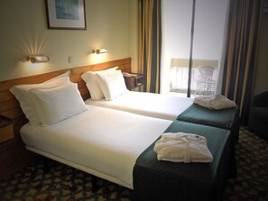 Twin Room | Minibar, in-room safe, desk, free cribs/infant beds