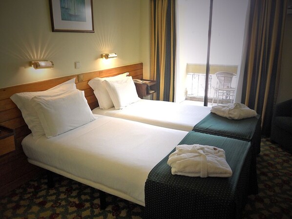 Kahden hengen huone (kaksi sänkyä) | Minibaari, tallelokero huoneessa, työpöytä, ilmaiset vauvansängyt