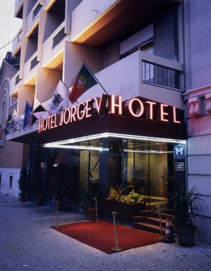 Front of property – evening/night - Hotel Jorge V (Lisbon)