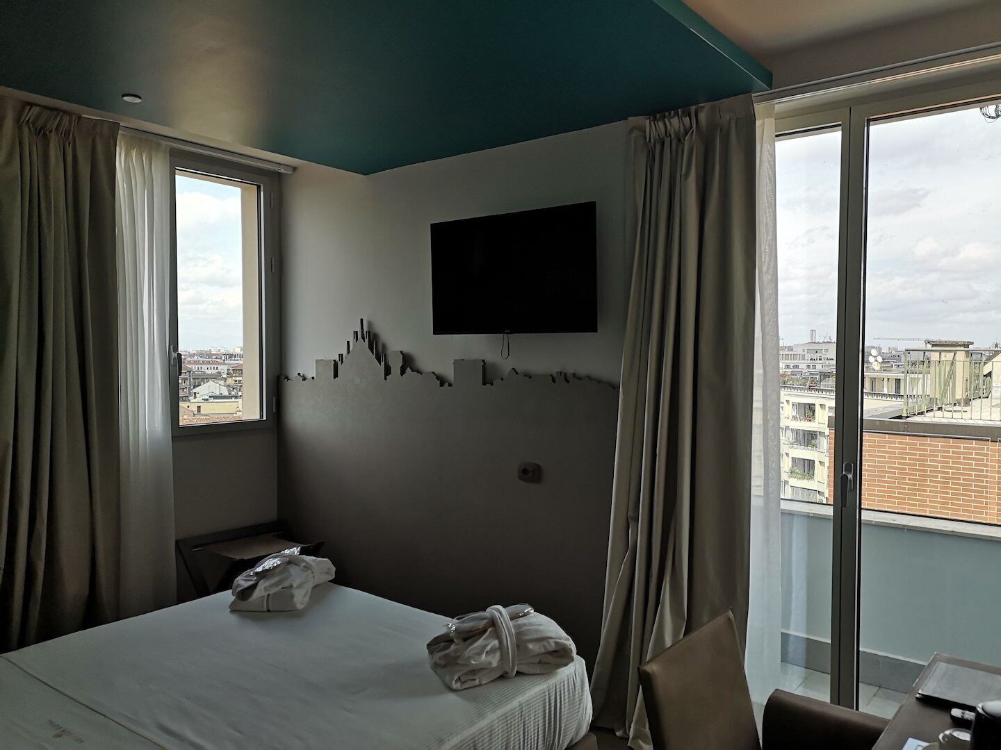 Superior Double Room with View and Balcony | Luxe beddengoed, donzen dekbedden, een minibar, een kluis op de kamer