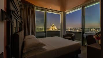 Superior Double Room with View and Balcony | Ylelliset vuodevaatteet, untuvapeitot, minibaari, tallelokero huoneessa