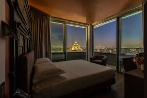 Superior Double Room with View and Balcony | Biancheria da letto di alta qualità, copriletto in piuma, minibar