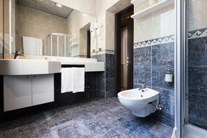 Triple Room | Bathroom | Free toiletries, hair dryer, slippers, bidet