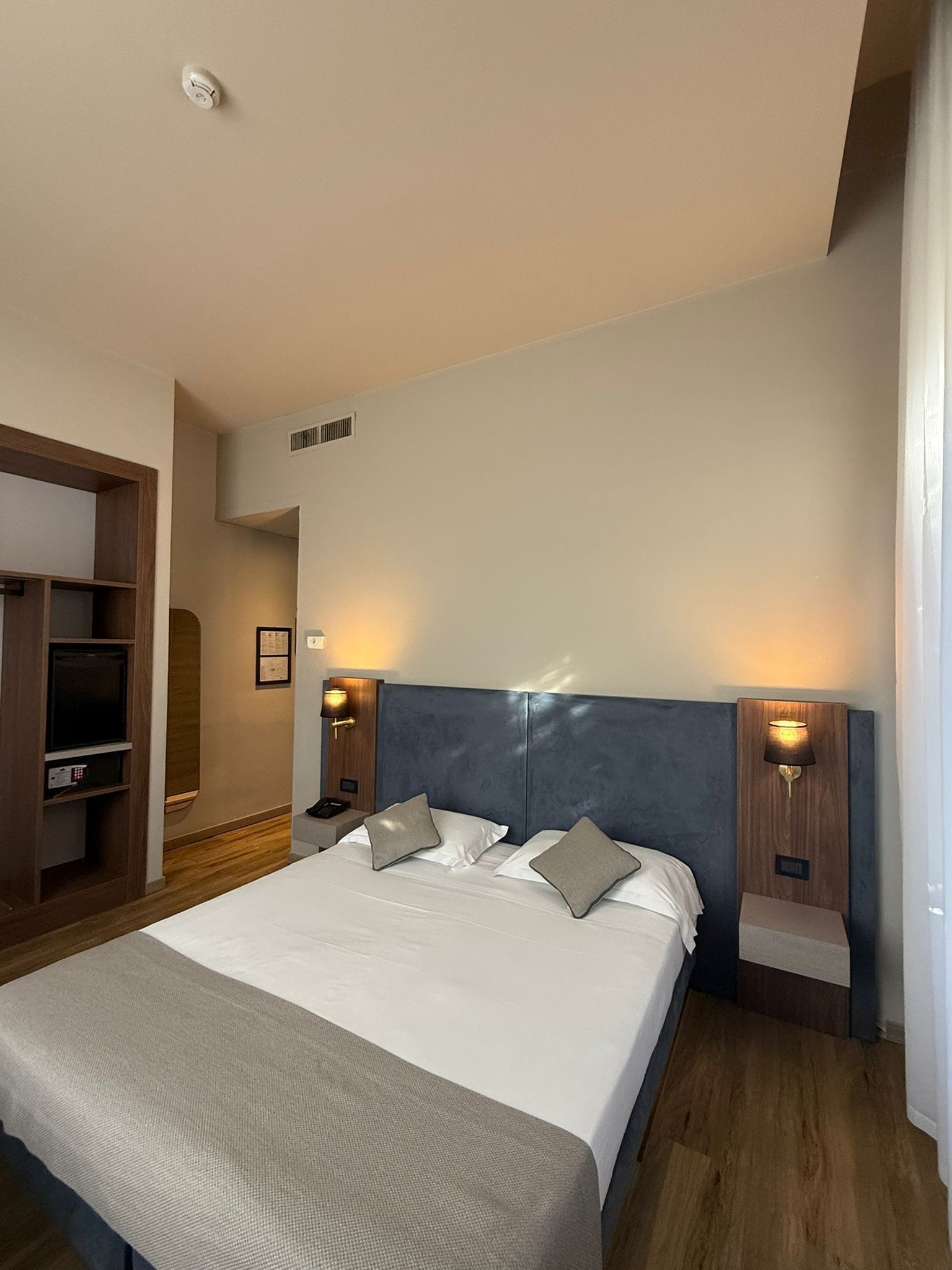 Kamer, 1 twee- of 2 eenpersoonsbedden | Donzen dekbedden, een minibar, een kluis op de kamer, een bureau