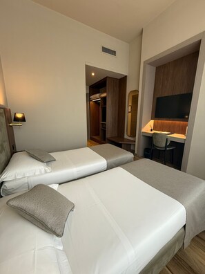 Double or Twin Room | Down comforters, minibar, in-room safe, desk - Mokinba Hotels Montebianco (Milan)