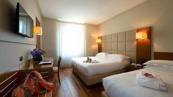 Superior Triple Room | Copriletto in piuma, minibar, una cassaforte in camera, una scrivania