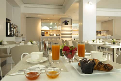 Se ofrece un desayuno bufé todos los días (por un coste adicional)