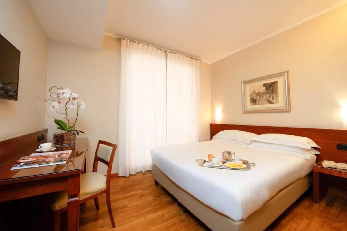 Doppia Basic | Copriletto in piuma, minibar, una cassaforte in camera, una scrivania