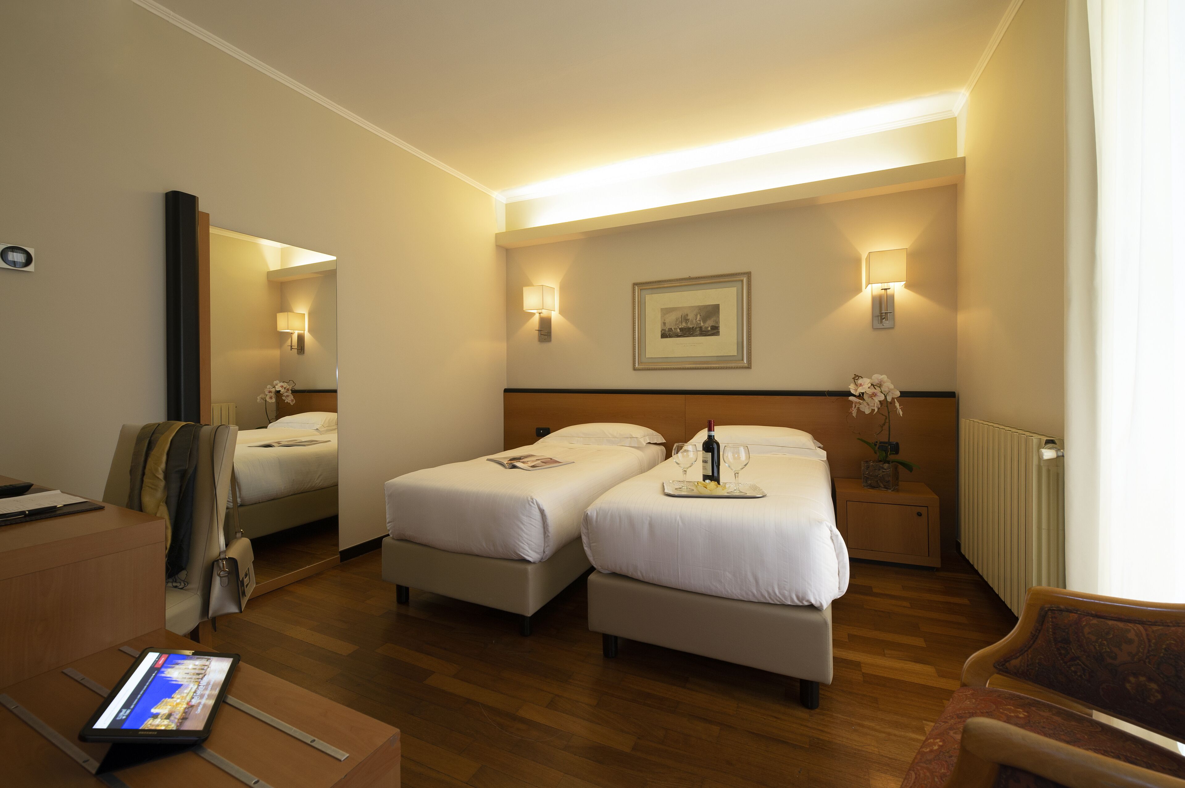 Habitación clásica con 2 camas individuales | Edredón, minibar, caja de seguridad en la habitación y escritorio 