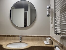 Camera tripla | Bagno | Set di cortesia gratuito, asciugacapelli, bidet, asciugamani