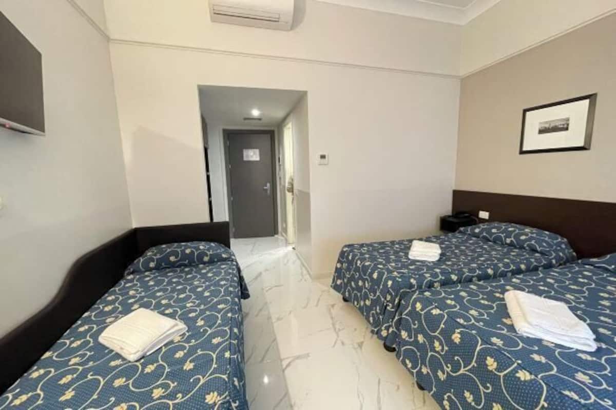 ألحفة محشوة بالريش وميني بار وخزنة داخل الغرفة ومكتب