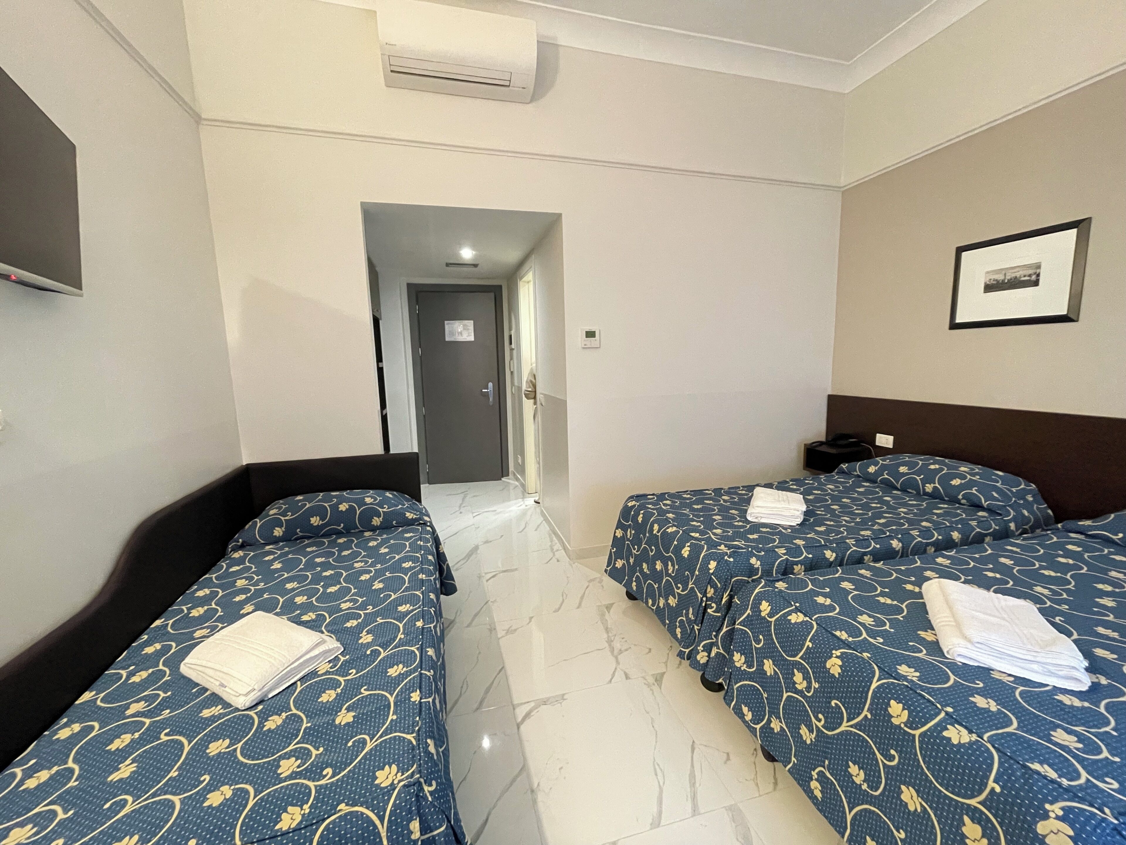 Chambre Triple | Couette en duvet d'oie, minibar, coffres-forts dans les chambres, bureau