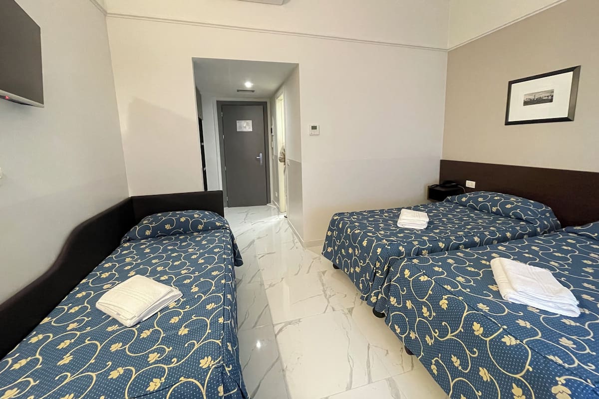 ألحفة محشوة بالريش وميني بار وخزنة داخل الغرفة ومكتب