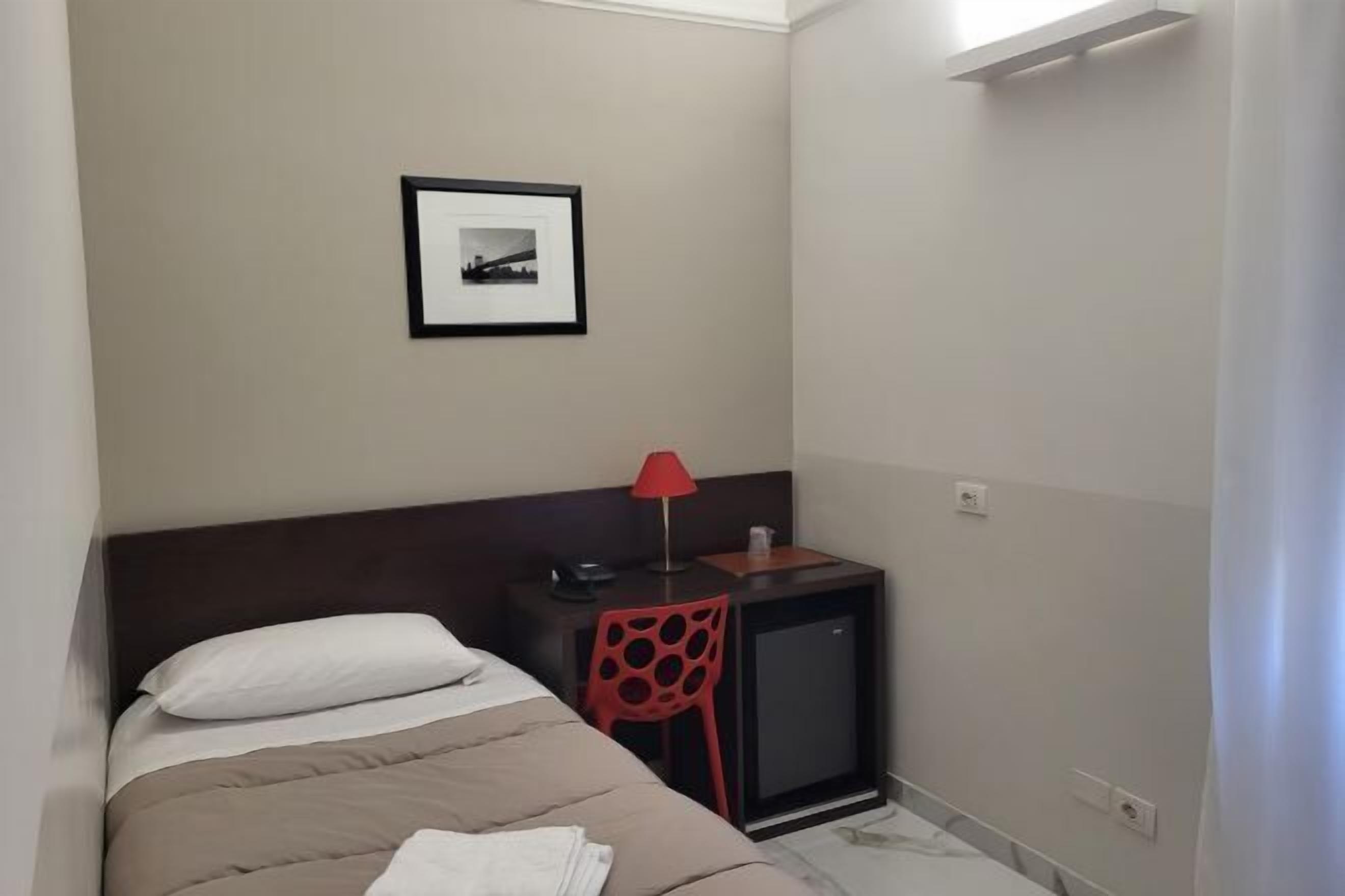 ألحفة محشوة بالريش وميني بار وخزنة داخل الغرفة ومكتب