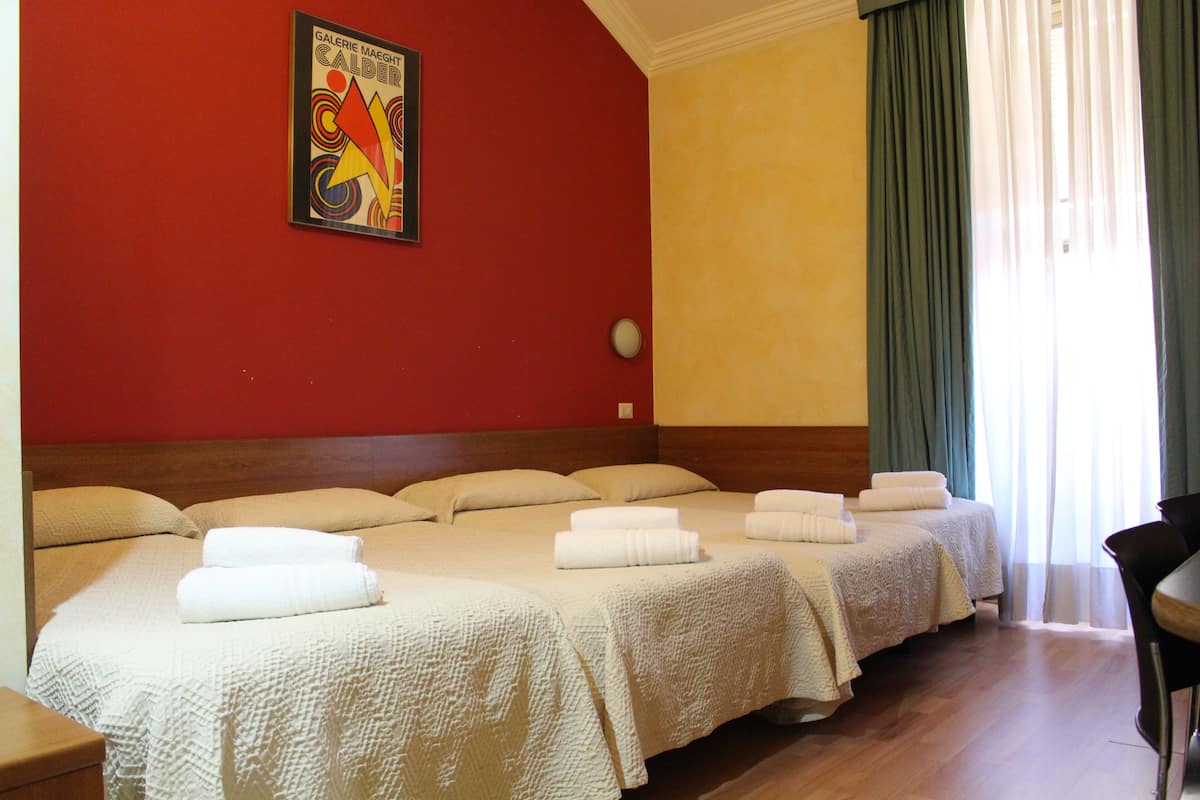 Family Oda | Kuştüyü yorgan, minibar, odada kasa, masa 